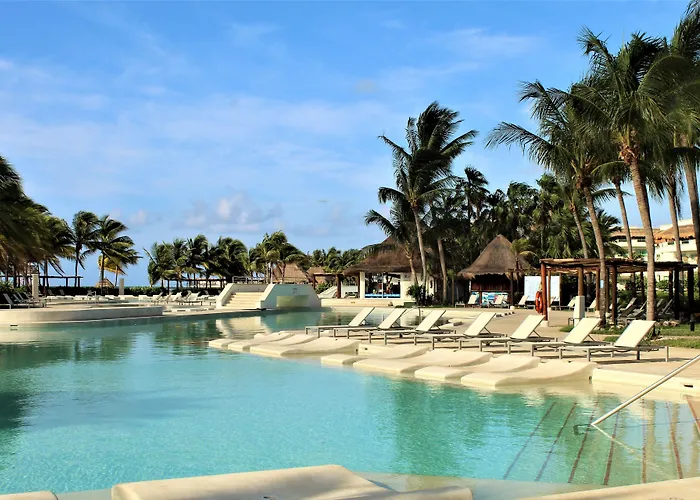 Resort Bluebay Grand Esmeralda 5*